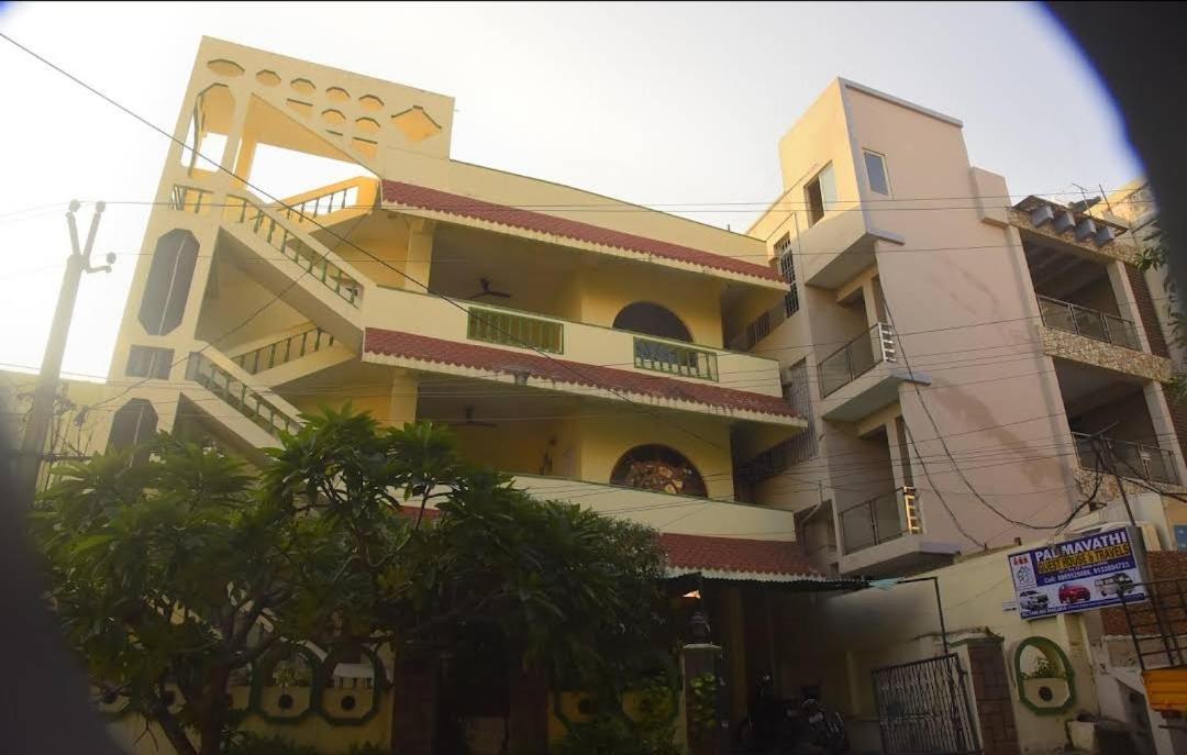 Padmavathi Family Guest House ויסאקפאטנם מראה חיצוני תמונה